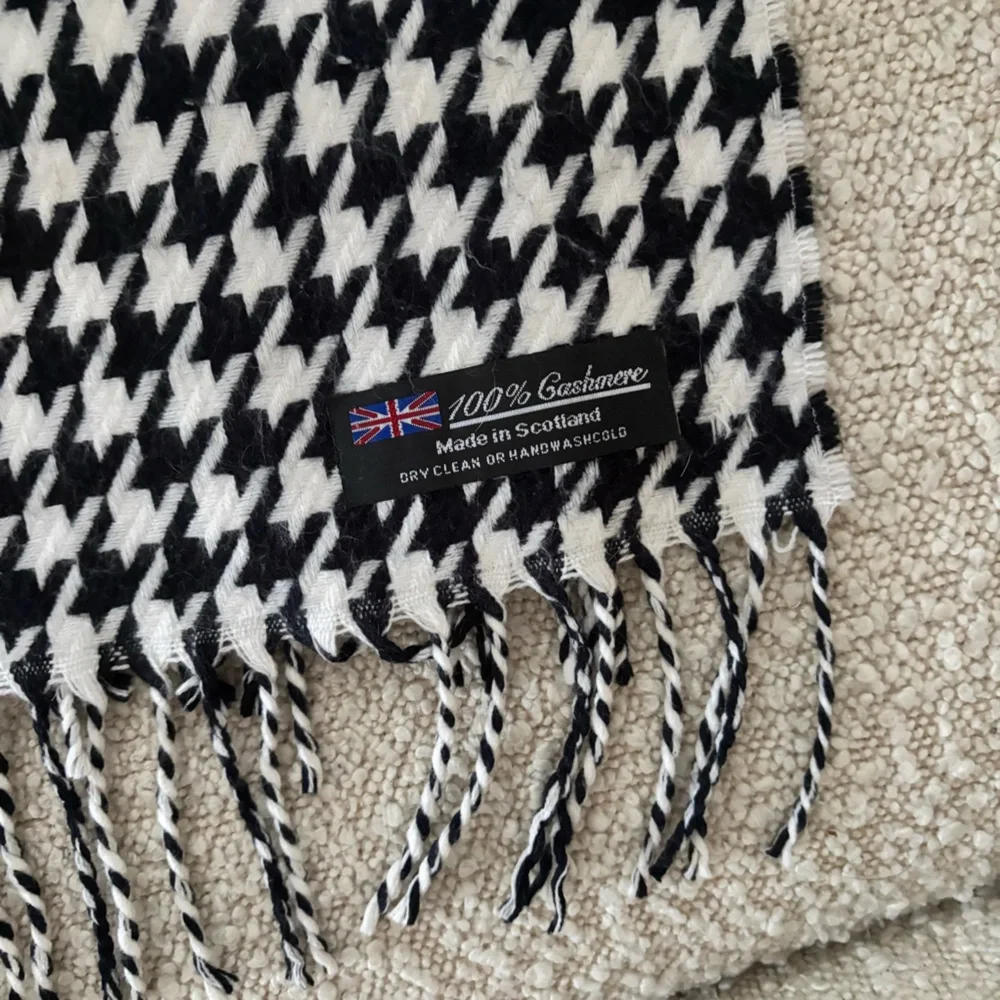100% Cashmere Black and White Houndstooth Scarf